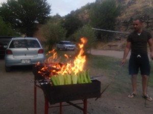 Le soir, Vera nous organisait tout le temps des excursions. Nous avons été invitées à un barbecue (khorovats en arménien) avec de la viande et des légumes frais à opulence.